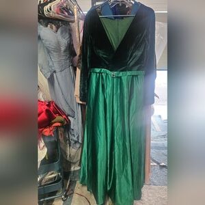 #168 NWT green velvet formal dress size 14
